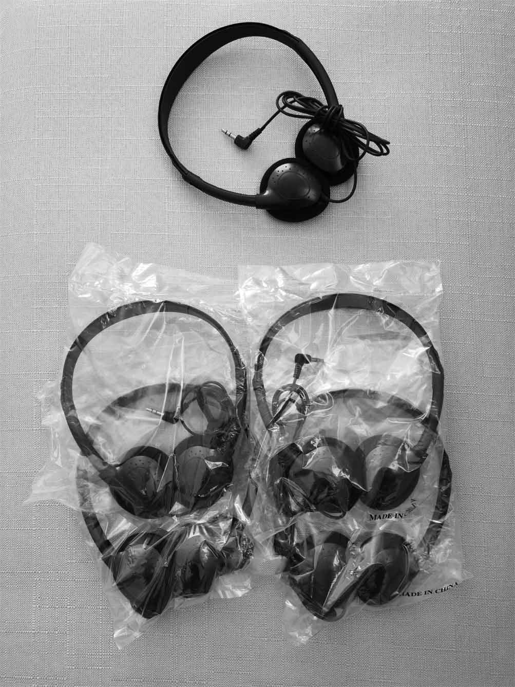 24 Packs Wired Earphones B5199
