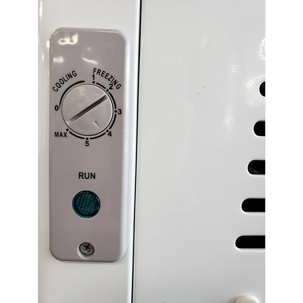 9.5 cu. ft. Curved Glass Top Chest Freezer White Q818