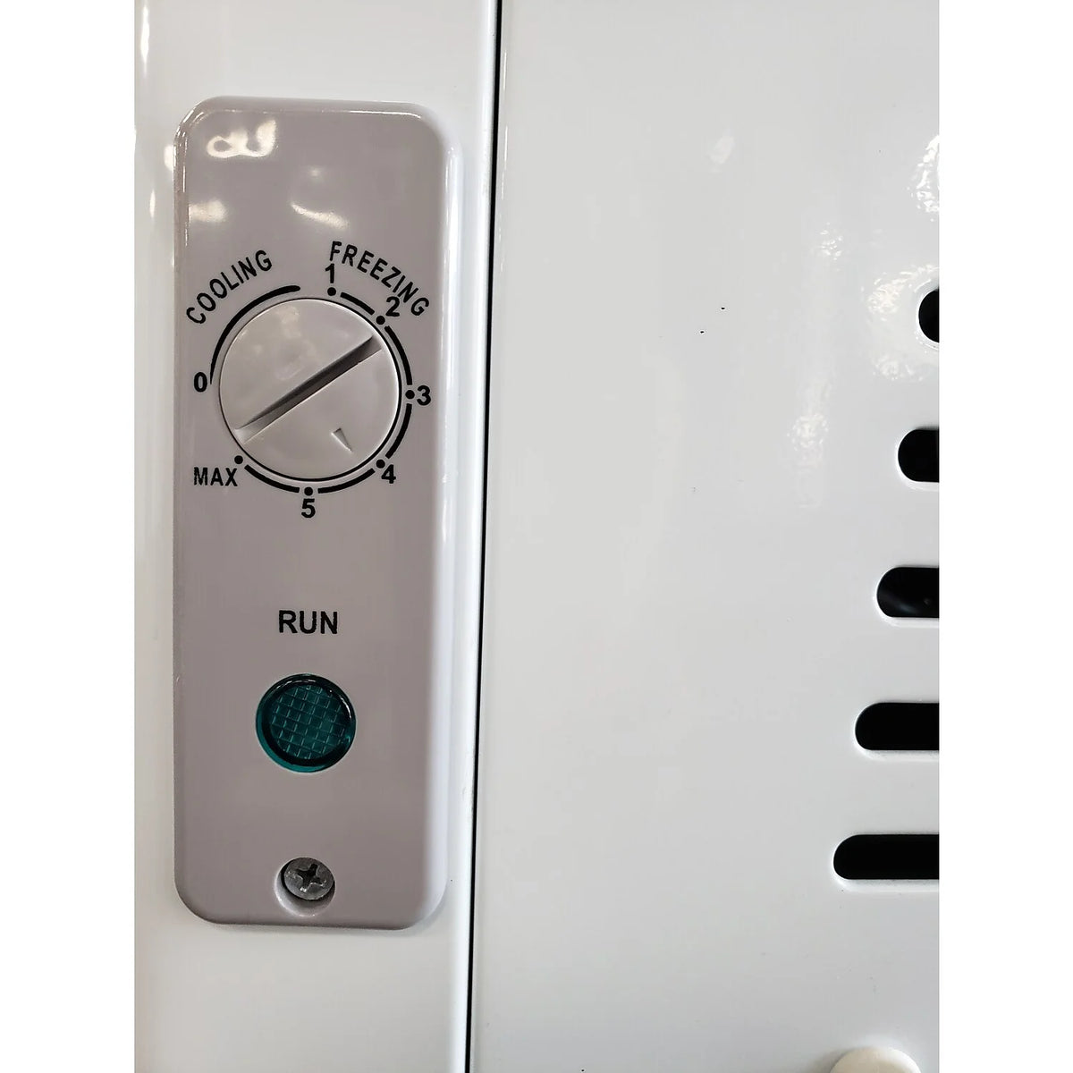 9.5 cu. ft. Curved Glass Top Chest Freezer White Q818